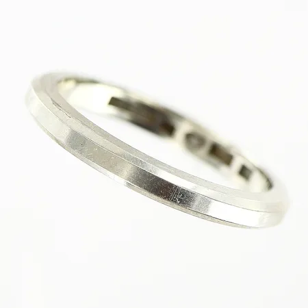 Ring, slät, stl 16½, bredd 2,4mm, vitguld, 18K. Vikt: 3,2 g