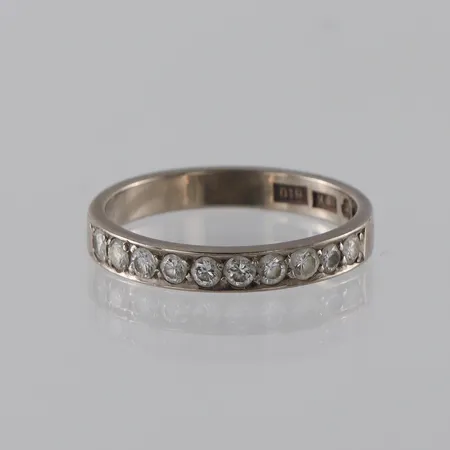 Ring 18k vitguld med 10 st diamanter,Bims Guldsmide AB Göteborg 1976,storlek 18 ½ mm,bredd 3.3 mm. Vikt: 3,5 g