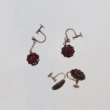 Två par Örhängen med röda stenar/glas i gulmetall med slitage, skruvmodell troligen tidigt 1900-tal