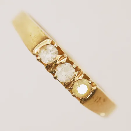 Ring med vita stenar, slitna fasetter, stl 19, bredd 1,8-3,4mm, 18K Vikt: 2,3 g