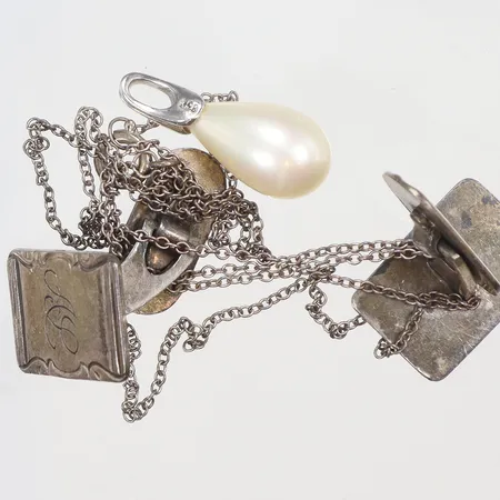 Diverse silver, med plastdetalj, gravyr, små defekter silver 830/1000 Vikt: 12 g