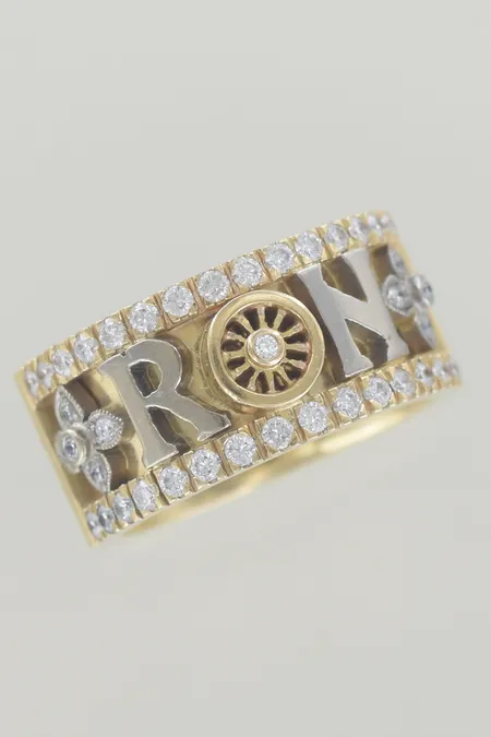 Ring med diamanter 0,59ct stl 17½ mm bredd 10 mm, graverad. 18K Vikt: 16,6 g