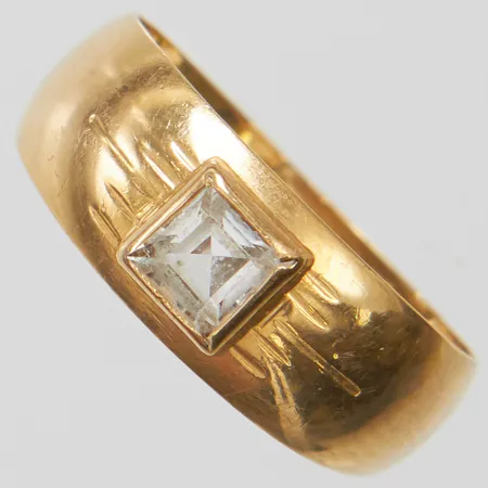 Ring med sten, stl16, bredd 3,5-6,5mm, bucklig, skev, 18K Vikt: 1,6 g