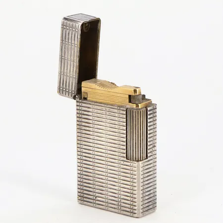 Tändare ST Dupont Paris, stål, numrerad 4704DN , made in france, höjd ca 5,8cm, repor, slitage, ej funktionstestad.