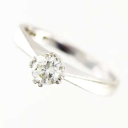 Ring, briljantslipad diamant 0,33ctv enligt gravyr, stl 16¼, vitguld, 18K. Vikt: 3,1 g
