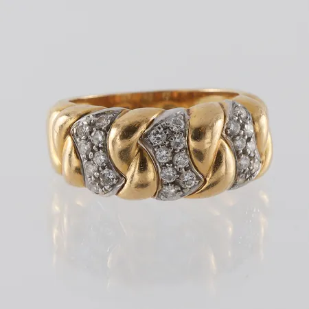 Ring 18k med 24 st diamanter på ca 0.02 ct vardera,Italienska stämplar,storlek 17 mm,bredd 3.9-9.1 mm. Vikt: 7,7 g