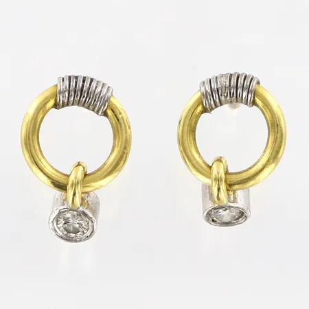 Ett par örhängen med stenar Ø8mm, 11mm, guldguld/vitguld, stoppar i vitguld, 18K Vikt: 2,5 g