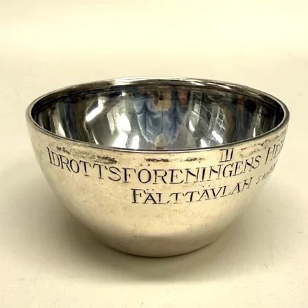 Skål höjd 50mm, gravyr, bucklor, 830/1000 silver Vikt: 68,1 g