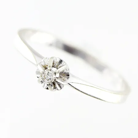 Ring med diamant ca 0,03ct, stl 17½, bredd 1,5-4,5mm, vitguld, 14K Vikt: 1,6 g