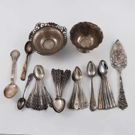 Diverse silver 830/1000. Vikt: 611 g