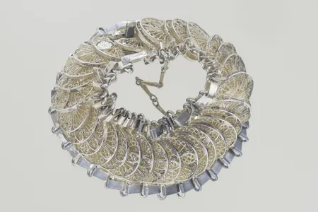 Armband, längd 18,5 cm, bredd 2,5 cm, silver, inga stämplar Vikt: 53 g