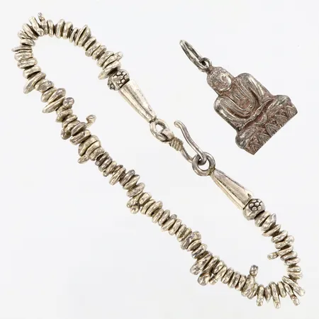 Ett armband 17,5cm, bredd ca 6mm, ett hänge, 30mm, ostämplat silver Vikt: 18,7 g