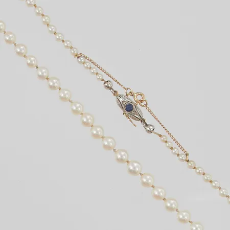 Pärlcollier ca 50cm bredd 2-5mm, lås och säkerhetskedja i 18K. Vikt: 0 g