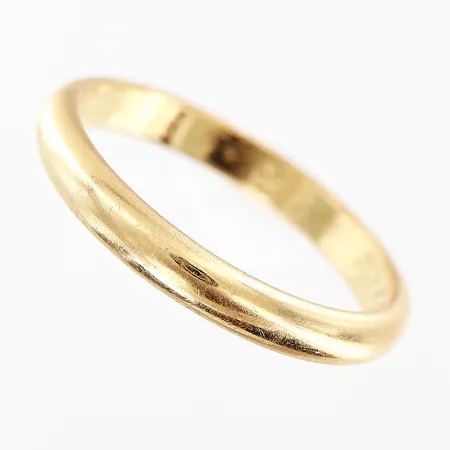 Ring slät, stl 17¾, bredd 2,5mm, gravyr, 18K Vikt: 3,3 g