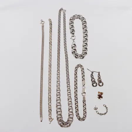 Diverse silversmycken 830/1000 med slitage och defekter. Vikt: 53,3 g