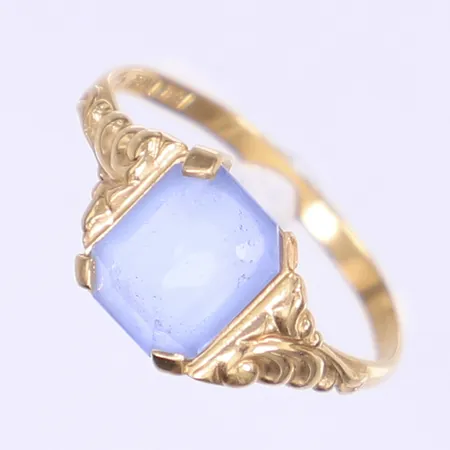 Ring med blå sten stl 17½, bredd 1,5-9,5mm, tillv. Carlson K & E, Göteborg 1952, bucklig skena, defekt fattning, 18K Bruttovikt: 2,0g Vikt: 2 g