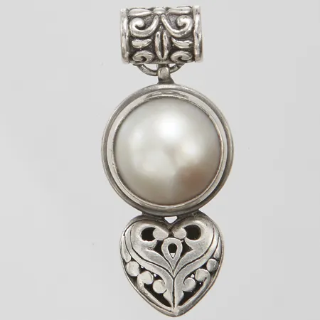 Hänge med odlad sötvattenpärla, längd ca 38mm, bredd 16mm, 925/1000 silver, bruttovikt: 7,8g.