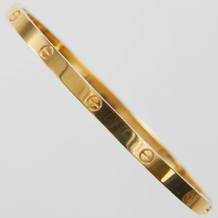 Armband Cartier Love Bracelet Small Model, stl17, innermått 56x47,5mm, bredd 3,5mm, refnr CRB6047517, serienr 864ALQ, 18K, mindre repor, certifikat samt kvitto från Cartier Short Hills 2024, inga andra tillbehör.  Nypris 62000kr. Vikt: 19,5 g
