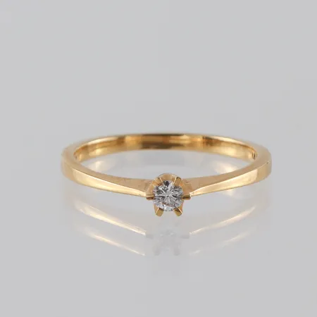 Ring 18k med solitär diamant på 0.10 ct WV enligt inskription,GHA,storlek 17 mm,bredd 1.7-3.7 mm. Vikt: 2,2 g