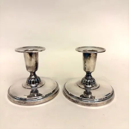 Ett par ljusstakar, höjd 7,5cm, GAB år 1967, fyllda, lätta repor, 830/1000 silver, bruttovikt 305,8 Vikt: 305,8 g