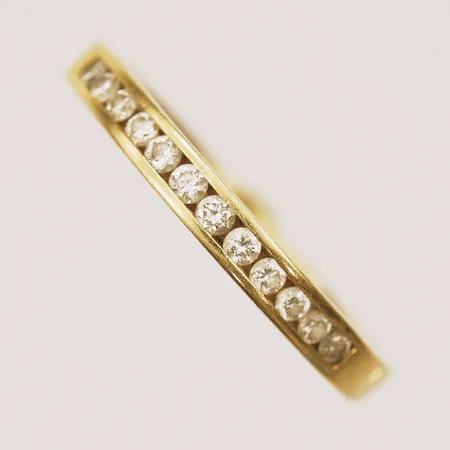 Ring med diamanter ca 12 X0,01ct, stl 18, bredd 2,6mm, gravyr, 18K Vikt: 3,3 g