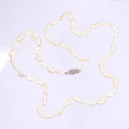 Halscollier med odlade barocka pärlor, 62cm, bredd ca 6mm, mycket slitna pärlor, lås i vitmetall