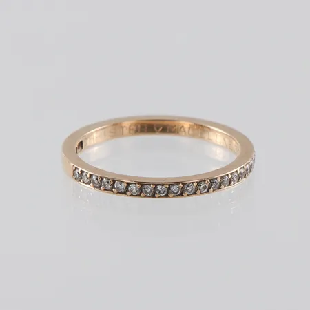 Ring med diamanter 19 x ca. 0,01ct, Ø18, bredd: 2mm, gravyr, 18K, 2,8g.