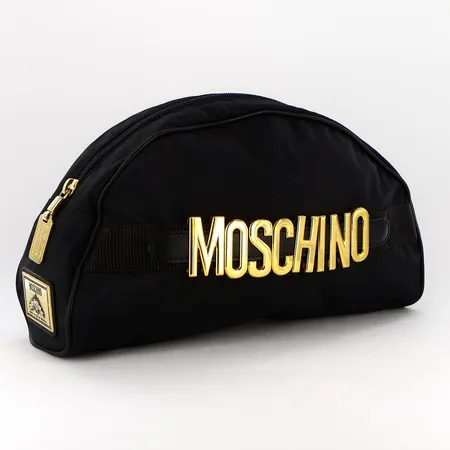 Necessär från Moschino med detaljer i gulmetall, polyester med skinndetalj, ca 29x17x10cm, små repor på beslagen, fint skick i övrigt