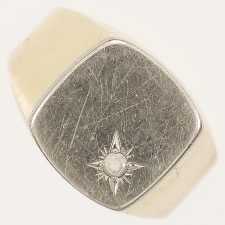 Klackring med vit sten, stl 22¾, bredd 3,8-15,4mm, repig, bucklig skena, 18K Vikt: 8,3 g