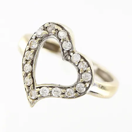 Ring med vita stenar, stl 15¼, vitguld,  i behov av rodiering, bucklor, 18K Vikt: 2,5 g