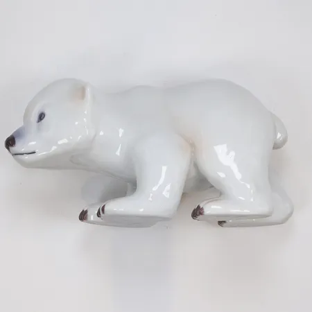 Figurin i form av Isbjörnsunge Royal Copenhagen modell 535 längd 16 cm  Skickas med paket.