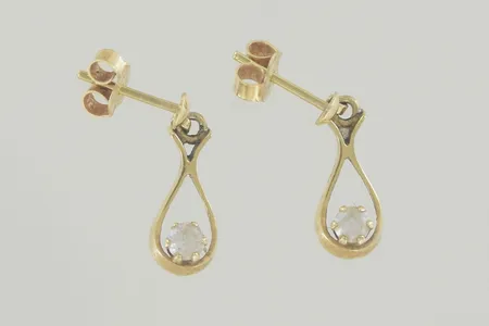 Ett par örhängen med sten längd 1,5 cm 18K Vikt: 1,7 g