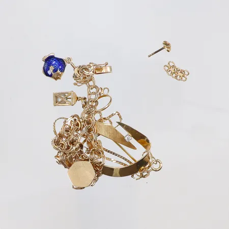 Diverse guld, delvis defekt med diamant 1xca0,06ct, samt emalj, pärla och glas 18K Vikt: 24,3 g