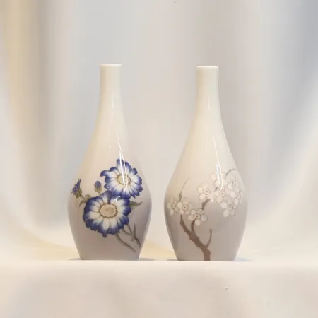 2st Vaser med motiv av blommor Bing & Grøndahl (B&G) modell 203-5008 och 8 EK höjd 16,5cm  Skickas med postpaket.