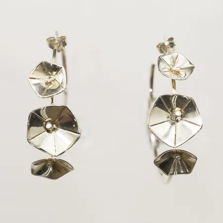 Ett par örhängen Efva Attling Sleeping Beauty, Ø 50mm, bredd 16mm, 925/1000 silver Vikt: 16,7 g