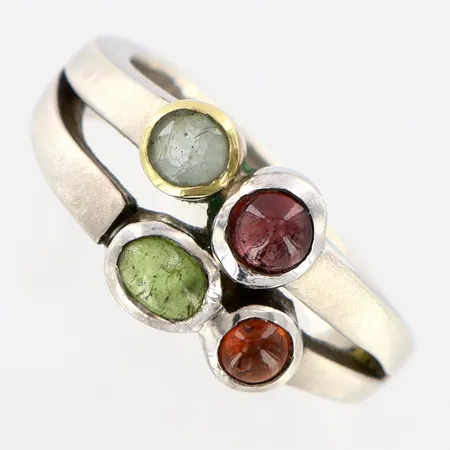 Ring färgade stenar stl 17½ bredd 3-10mm, 1 infattning i 18K, silver 925/1000.  Vikt: 6,4 g