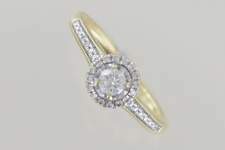 Ring med diamanter 1 x 0,17ct + 30x0,01ct, stl 17 mm, 18K  Vikt: 3,5 g