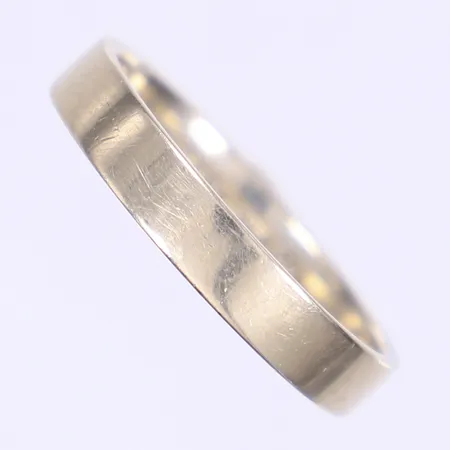 Ring slät stl 21¼, bredd 4mm, gravyr, vitguld, 18K  Vikt: 5,8 g
