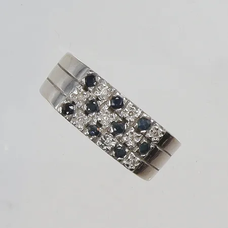 Ring med diamanter totalt ca 9x0,005ct samt blå stenar, defekt skena, vitguld Vikt: 5,9 g