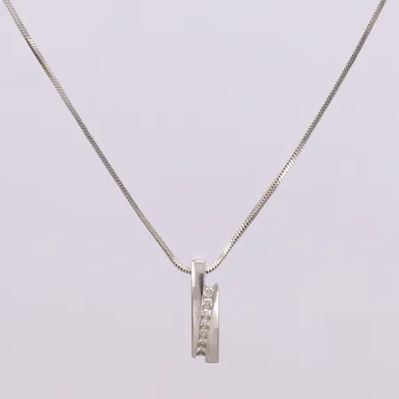Collier, 48cm, reglerbar längd, hänge med vita stenar, längd 20mm, GHA, 925/1000 silver Vikt: 6,9 g