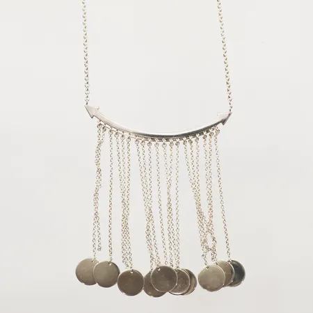 Collier Efva Attling statement-halsband i silver med pilar och platta mynt hängandes från tunna kedjor längd 70cm, 925/1000 silver Vikt: 16,5 g