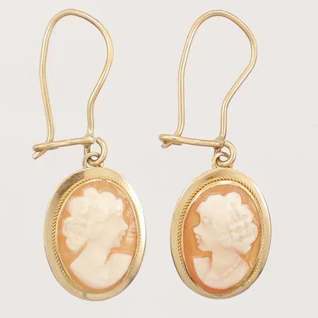 Ett par örhängen med Camé, längd 36mm, bredd 12,5mm, skeva krokar, 18K Vikt: 2,9 g