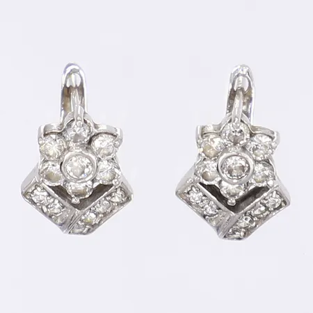 Ett par örhängen med vita stenar 15x10mm vitguld 14K  Vikt: 3,6 g