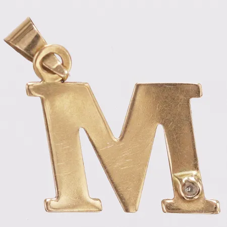 Hänge bokstaven M med diamant 1xca 0,005ct Guldfynd längd 17mm inkl ögla bredd 12,7mm, något skev ögla, 18K Vikt: 0,4 g