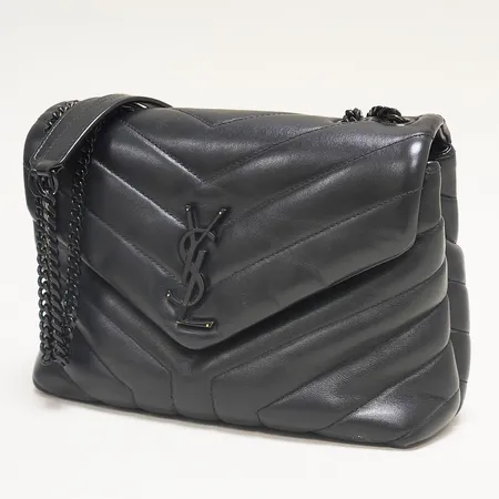 Väska Saint Laurent LouLou medium bag svart matelassé-läder, 49699/DV728, mått 23,5x18x9cm, svarta beslag, två fack, ett fack samt central ficka med dragkedja, fläckar invändigt och utvändigt, färgsläpp på beslag, Kvitto från NK 2023, dustbag, ytterkartong. 