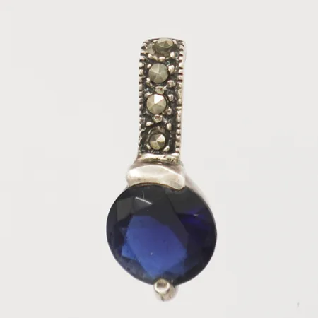 Hänge med mörkblå sten samt markasiter, längd 18,6mm inkl ögla, bredd 7,6mm, 925/1000 silver Vikt: 1,6 g