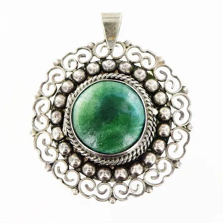 Hänge 52x45mm, grön sten i öppningsbart lock, smärre skevheter, små tilltryckningar, Mexico, silver 925/1000. Vikt: 18,3 g