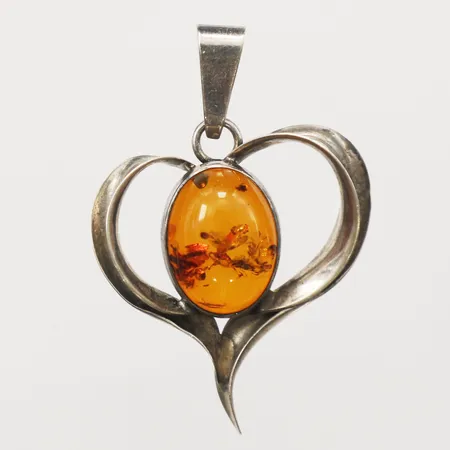 Hänge hjärta med bärnsten, längd 44mm inkl ögla, bredd 31mm, 925/1000 silver Vikt: 4 g