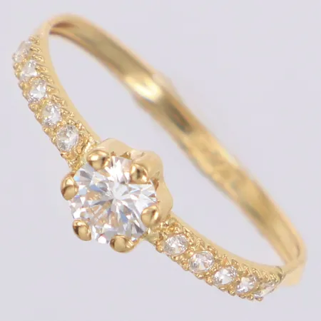 Ring med vita stenar, stl 19¼, bredd 1,8-6mm, skev, bucklig, GHA, 18K  Vikt: 1 g