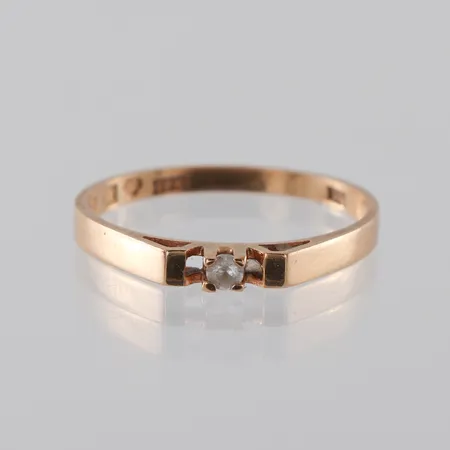Ring 18k med sten,Bengt Hallberg Köping,storlek 17 ¼ mm,bredd 1.9-2.4 mm. Vikt: 1,5 g